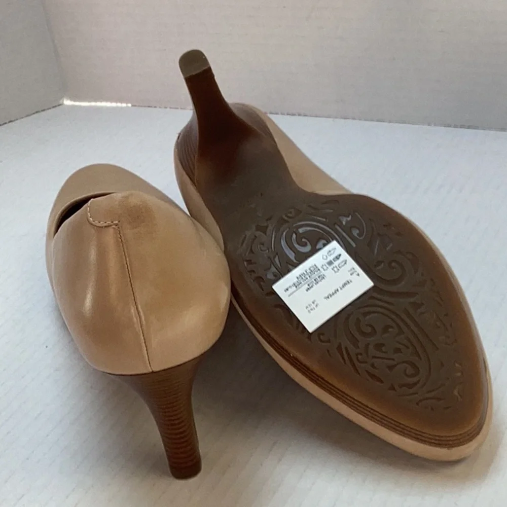 Clarks NWOT Tempt Appeal Women’s size 10 Platform Heels in Nude Leather